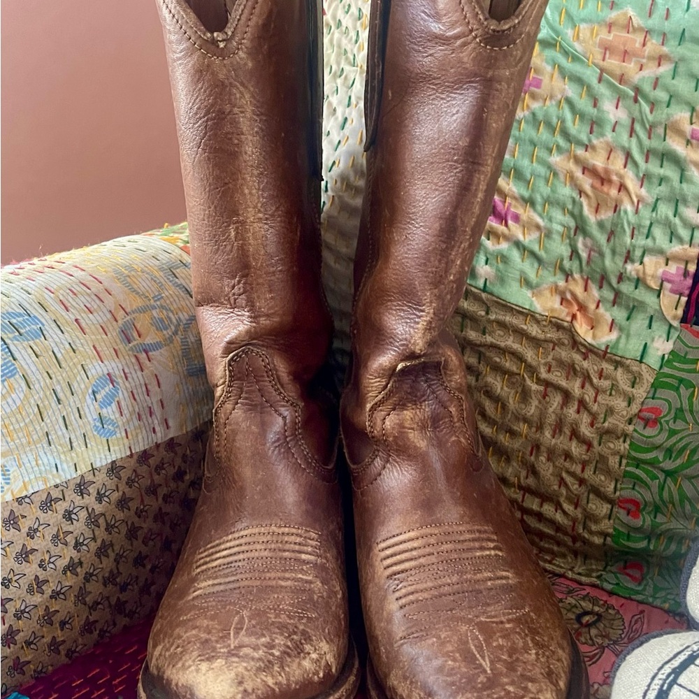 Classic ARIAT women’s Brown Leather Cowboy Boots